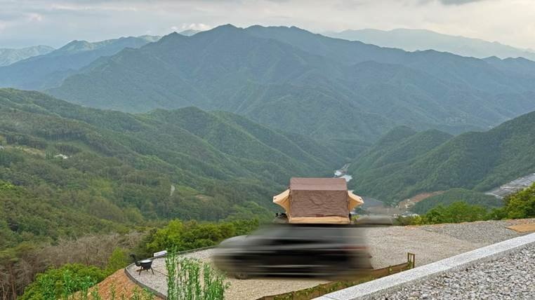 쉼오지캠프 전체 사이트 리뷰|하늘존·산맥존 명당자리 추천 숨사이트 피칭으로 인해 시야가 가려진 모습