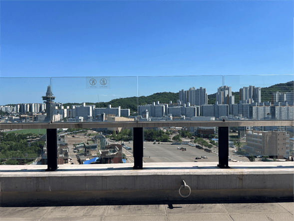 체스터톤스 속초 시그니처 투룸 디럭스 로프트|6인 숙박 후기 체스터톤스 속초 고층 로프트에서 본 속초 시내 전경
