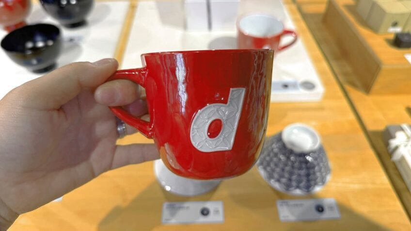 디앤디파트먼트 교토┃불광사 안 디자인숍 기념품 쇼핑·카페 후기 흰색 d 로고가 들어간 빨간 머그컵