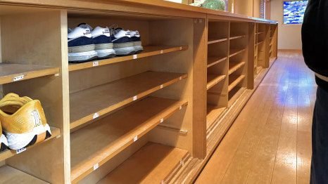 시게쓰 실내의 신발장과 가지런히 놓인 신발을 보관하는 칸