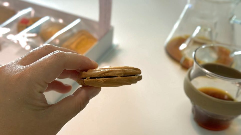 두 장의 쿠키 사이에 얇은 속재료가 보이는 옆모습